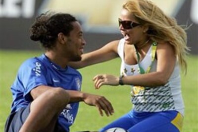 Woman pitch invader hugs Ronaldinho