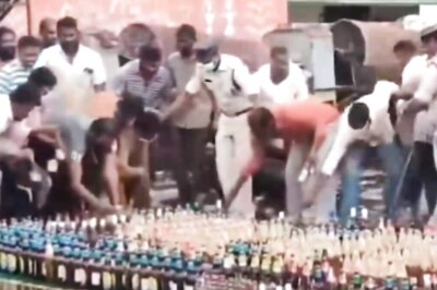 Andhra Pradesh Police's Illegal Liquor Destruction Turns into Looting Frenzy, Video Goes Viral