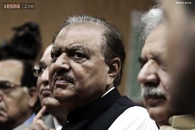 Pakistan president inks bill to set up military courts to try terrorists