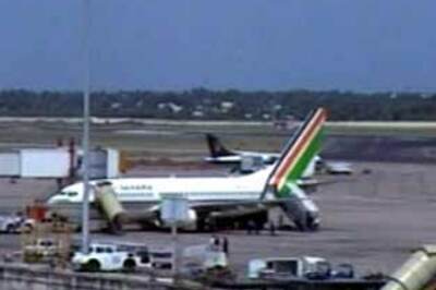 Oil companies cut jet fuel prices