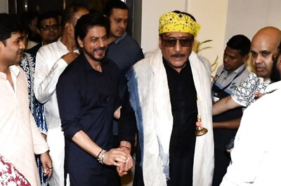 Shah Rukh Khan Greets Jackie Shroff With A Kiss At CM Eknath Shinde's Ganpati Puja, Watch