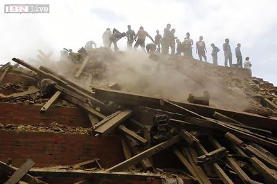 Devastating Nepal earthquake kills over 876, triggers deadly Everest avalanche