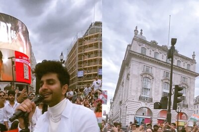 Pakistani and Indians Unite in England to Sing 'Sandese Aate Hai' on Independence Day