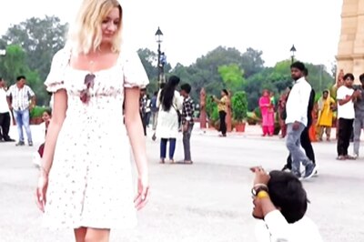 Man Dances Around Russian Tourist At India Gate, Makes Her Uncomfortable | Viral Video