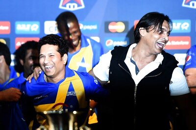 Watch: Virender Sehwag Recalls Hilarious Incident That Left Shoaib Akhtar Fearing For His Career After His Ill-fated Attempt to Lift Sachin Tendulkar