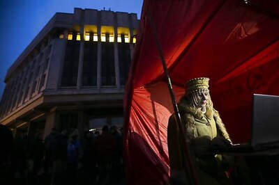 Armed standoff in pro-Russian region raises Ukraine tension