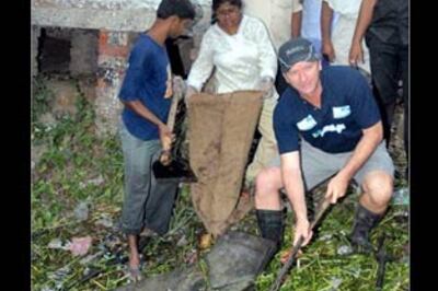 Steve Waugh cleans muck in Kolkata