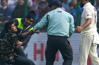 IND vs AUS, 2nd Test: Shami's Gesture Wins Hearts After Fan Breaches Security at Arun Jaitley Stadium - WATCH