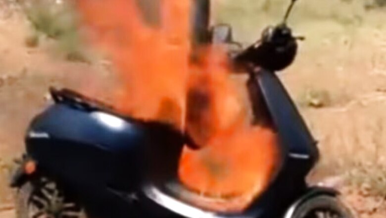 'Only in India': Strangers Join Hands to Help After Scooter Catches Fire on Busy Road