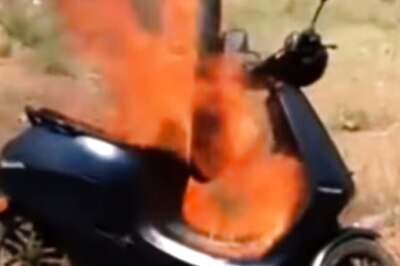 'Only in India': Strangers Join Hands to Help After Scooter Catches Fire on Busy Road