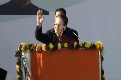 A Pause for Throat: Loud Crackers Interrupt Sonia Gandhi's Last Speech as Congress President