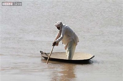 Pakistan diverts rivers to save cities from floods