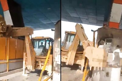 UP: Asked to Pay Fee, JCB Bulldozer Operator Smashes Through Booths at Toll Plaza in Hapur | WATCH