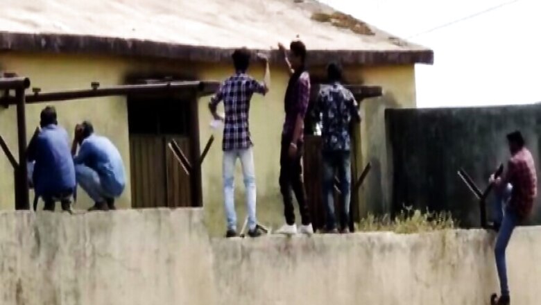 Men Scale Maharashtra School Wall to Help Students Cheat in Class 10 Exam, Video Goes Viral