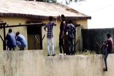Men Scale Maharashtra School Wall to Help Students Cheat in Class 10 Exam, Video Goes Viral