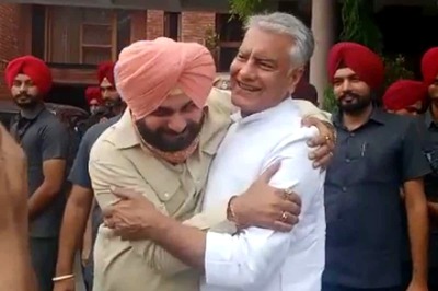 What's Brewing? Sidhu at Punjab Cong Chief's House, Barely 11 km from Amarinder-Rawat's Meeting Spot
