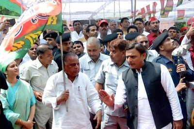 Akhilesh Yadav Throws Down Gauntlet, Tries to Take Control of SP