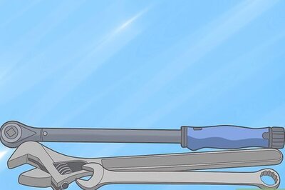 How to Remove a Serpentine Belt Using Auto Tensioner