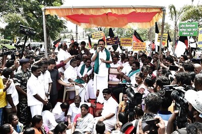Cauvery Issue: After AIADMK's Hunger Strike, Tamil Nadu Now Braces for Bandh Called by DMK
