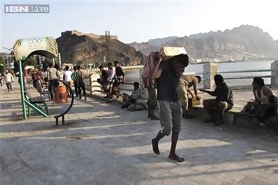 Saudi pounds Yemen rebel camps, Arab allies gather