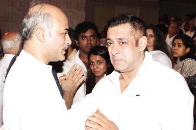 Salman Khan Breaks Down At Rajjat Barjatya's Prayer Meet