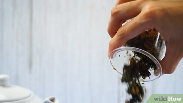 How to Clean Tea Leaves Out of a Teapot