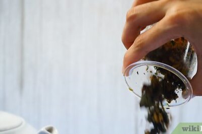 How to Clean Tea Leaves Out of a Teapot