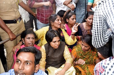 Trupti Desai Takes March to Haji Ali, Protesters Prevent Entry