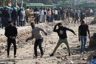 Delhi Police Says SHO Grievously Injured After Clashes Between Farmers and Locals at Singhu Border