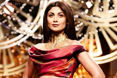 Fit and fabulous! Shilpa Shetty flaunts washboard abs as she walks for Tarun Tahiliani