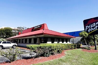 300 Pizza Huts, mostly dine-in locations, to close