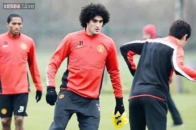 Fellaini faces long Manchester United absence after wrist surgery