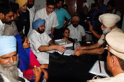 Amarinder Singh Storms Into Police Station After Locals Complain of Fake FIRs