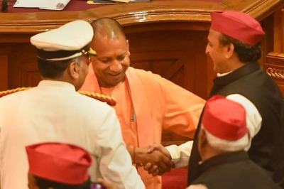 Handshake & Smiles Light Up UP Assembly as Yogi, Akhilesh Come Together After Bitter Battle