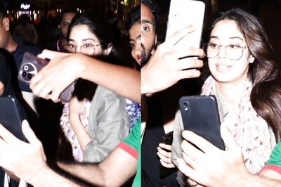 Janhvi Kapoor Gets Uncomfortable As MASSIVE Crowd Mobs Her for Selfies at Airport | Watch