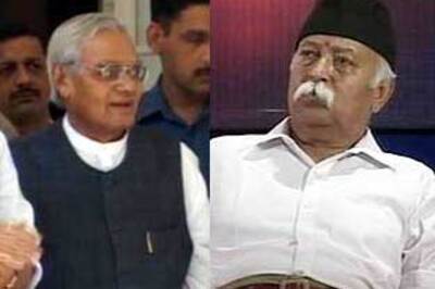BJP crisis deepens, RSS chief meets Vajpayee