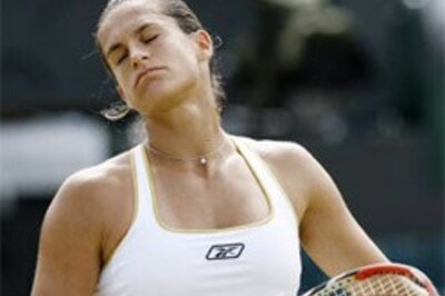 Defending champ Mauresmo crashes out