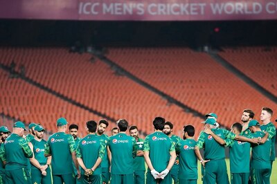 IND vs PAK: Pakistan Cricket Board Chief Zaka Ashraf Gives Pep Talk to Players Ahead of India Match