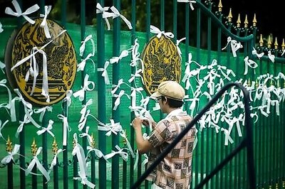 Thai Protesters Tie White Ribbons At Prison For Activists