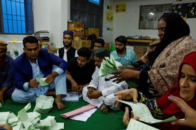 Pakistan Elections: Counting of Votes Underway, Cellular Services Partially Restored in Some Areas