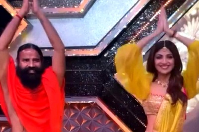 Shilpa Shetty Flashes Sunny Smile As She Strikes Yoga Pose With Baba Ramdev on Super Dancer 4 Sets